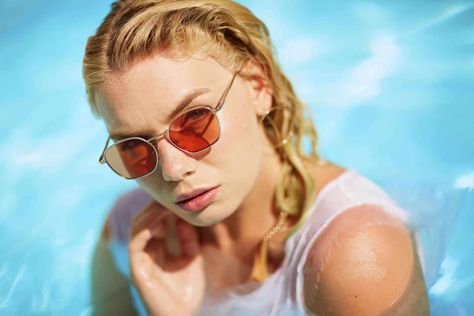 Marco Ribbe Photography,fotograf heilbronn, Fashion Fotografie, Mädchen mit Sonnenbrille am Pool
